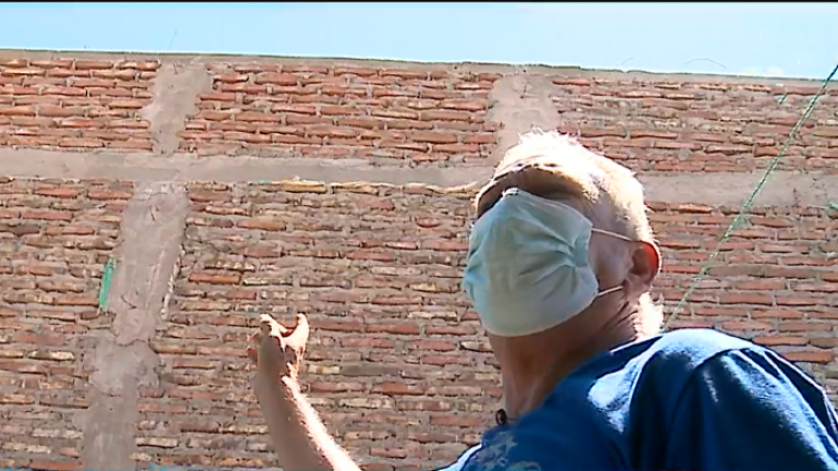 Riesgosa construcción: Hombre de 71 años es afectado por gigantesco muro detrás de su casa