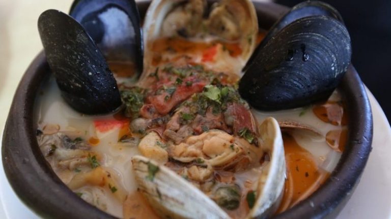 ¡Causó controversia! Viralizan cuenta de restaurante de Angelmó superó los $162 mil