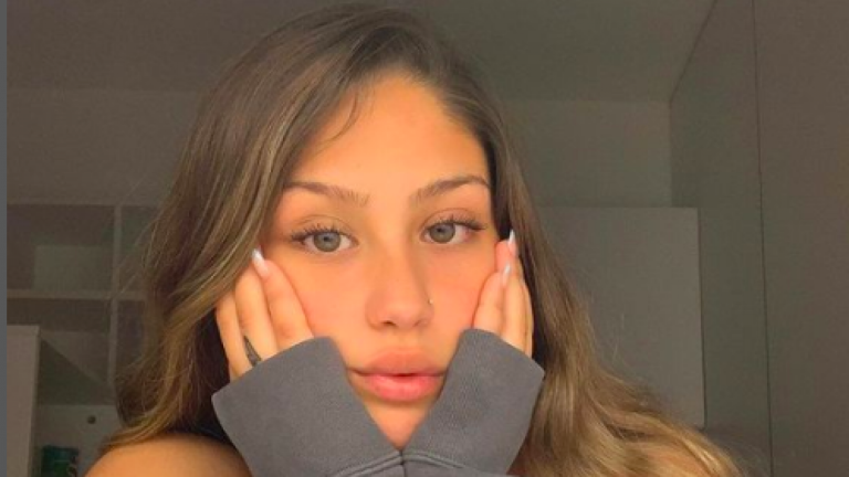 ¡Particular símbolo! Trini Neira sorprendió a sus seguidores con nuevo tatuaje en el pecho