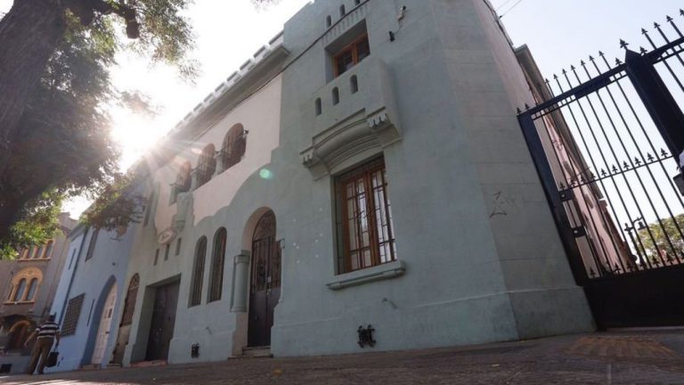 Un arriendo de $3 millones mensuales y 13 habitaciones: Así es la gigantesca casa que habitará Gabriel Boric en el Barrio Yungay