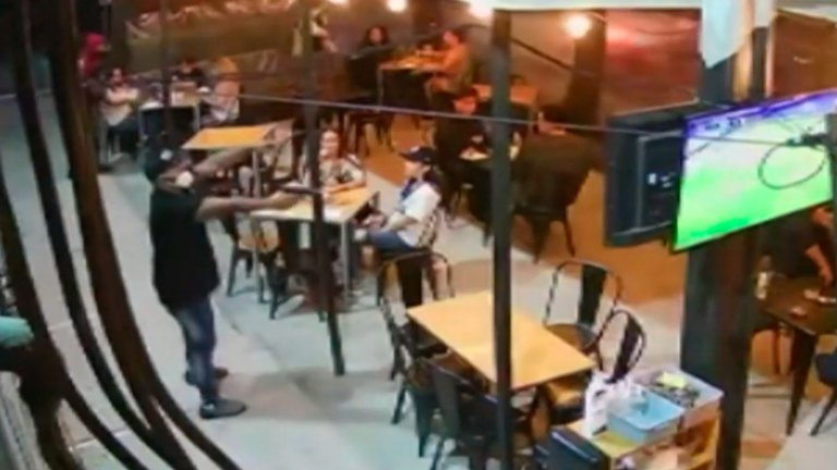 Delincuentes estaban armados: Violento asalto sufrieron los clientes de un bar en Quinta Normal