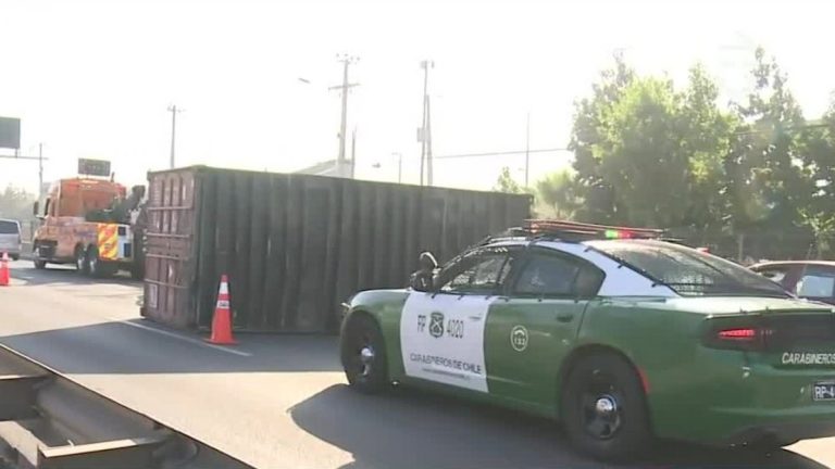 Impresionante choque múltiple en Renca: Cambión perdió su carga en plena autopista Américo Vespucio