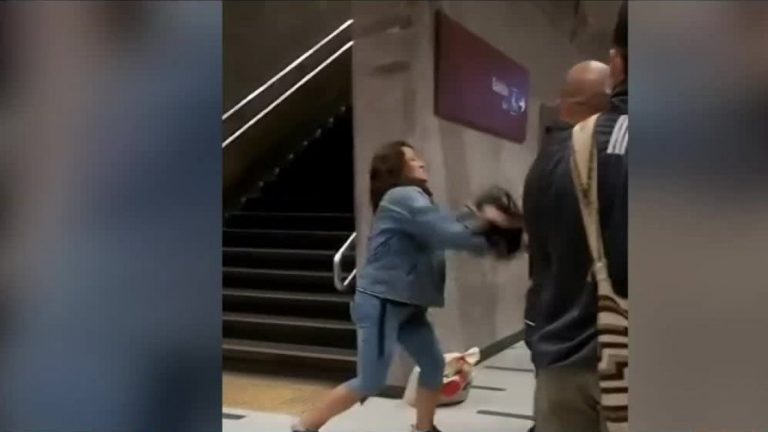 Incluso hubo golpes: Pasajeros increpan a mujer que quería subir al Metro sin mascarilla