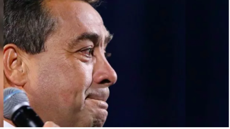 ¡Complejo momento! Dino Gordillo subió al escenario minutos después de saber la muerte de su hijo