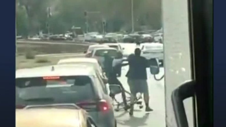 Teme a las funas y amenazas: Taxista que fue grabado agrediendo a ciclista en Plaza Baquedano se defiende asegurando que también fue agredido