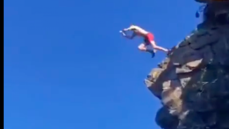 ¡Zafó de milagro!: Joven cayó a las rocas desde un risco de 15 metros en Argentina