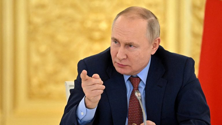 Vladimir Putin le pide a los militares ucranianos que se tomen el poder del país para dialogar