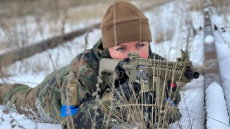 ¡Sacó aplausos! Miss Ucrania se unió al ejército para luchar por su país