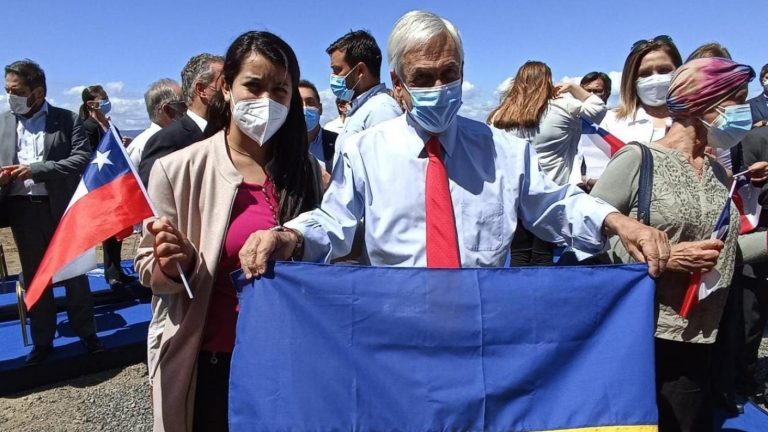 ¡Generó revuelo! Presidente Piñera posó en Talcahuano con bandera de Ucrania