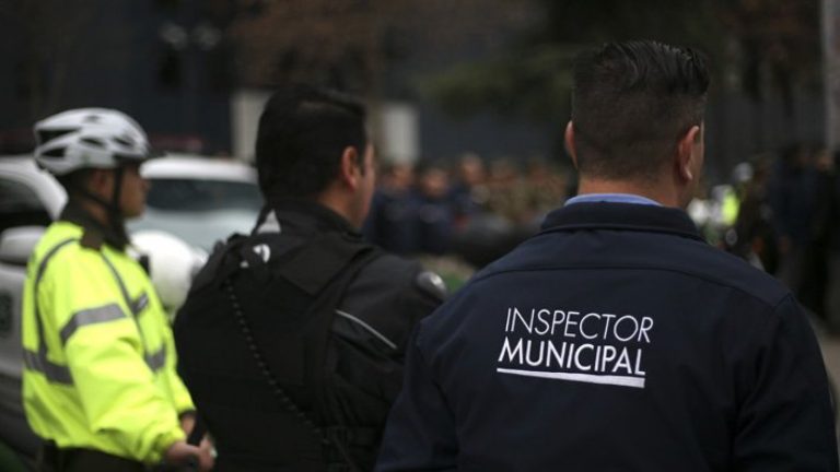 Rápida reacción: Inspector municipal detuvo a delincuente que intentó robar un auto en Estación Central