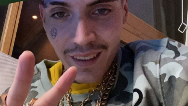 Qué saben de corte: Marcianeke lució un nuevo tatuaje en su rostro