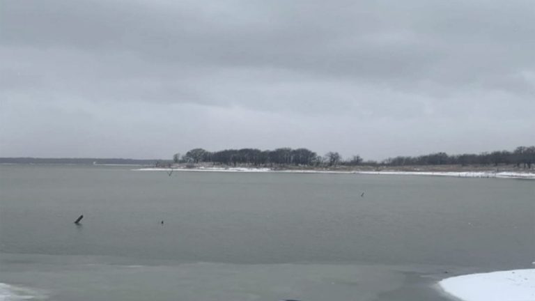 Mujer estuvo dos días flotando en colchón inflable en un lago que estaba casi congelado