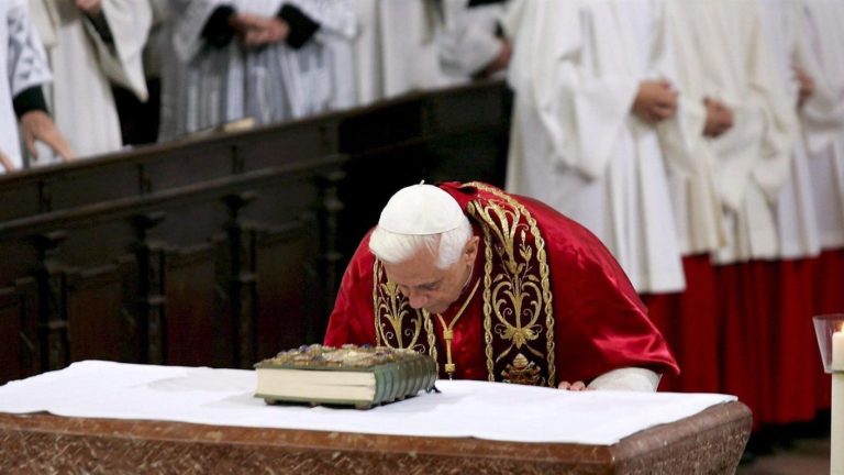 Benedicto XVI pide perdón a víctimas de abuso sexual en la iglesia Católica