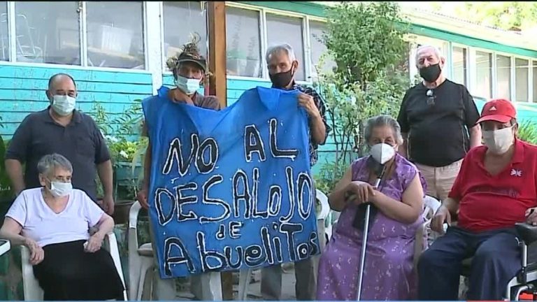 Residentes piden que no los separen: Municipalidad de Lo Barnechea desalojará a adultos mayores