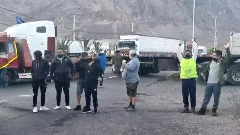 Conductor recibió golpes y piedras: Camioneros iniciaron protestas por asesinato de un transportista en Antofagasta
