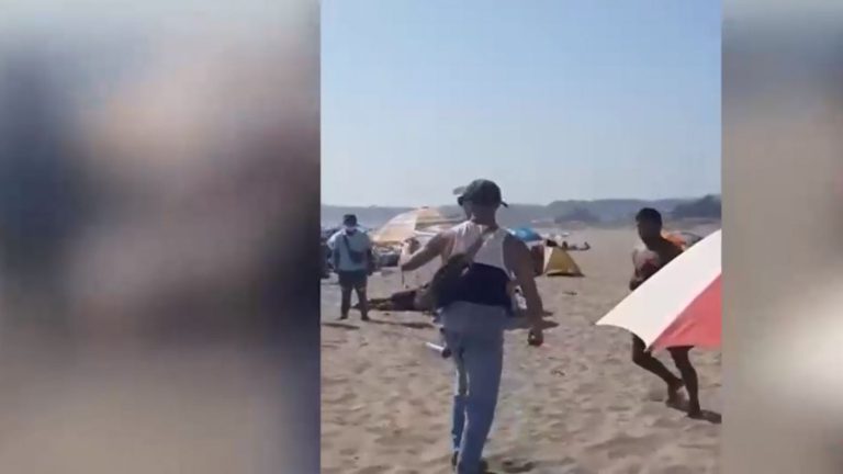 Graban violenta pelea entre veraneantes y vendedor ambulante en El Tabo