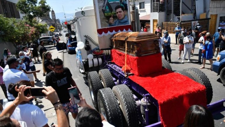 Caravana fúnebre llegó al edificio del Ministerio de Obras Públicas: Así fue la multitudinaria despedida de camionero asesinado en Antofagasta