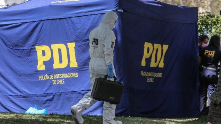 Recibió múltiples heridas de arma blanca: Hombre fue asesinado en Santiago Centro