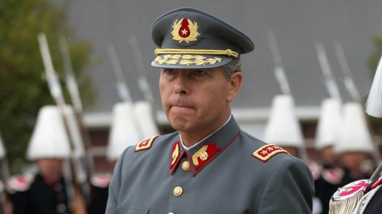Nuevo escándalo en el Ejército: Ministra Rutherford procesó a ex comandante en jefe Oscar Izurieta por malversación de $6.300 millones