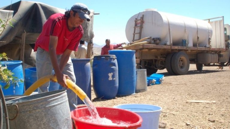 Megasequía en Petorca: Empresarios agrícolas venden agua en camiones aljibe a comunidades