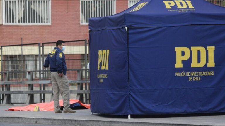Investigan presunto homicidio: Hombre fue encontrado sin vida en Santiago Centro