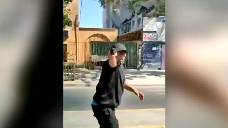 Se dieron a la fuga: Robaron más de $43 millones a una mujer en plena calle