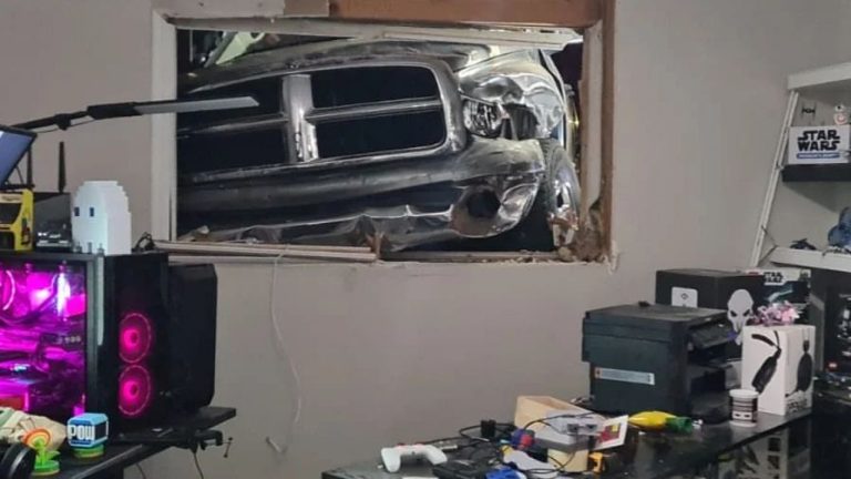 Streamer estaba a punto de transmitir por Twitch cuando una camioneta se incrustó en su casa