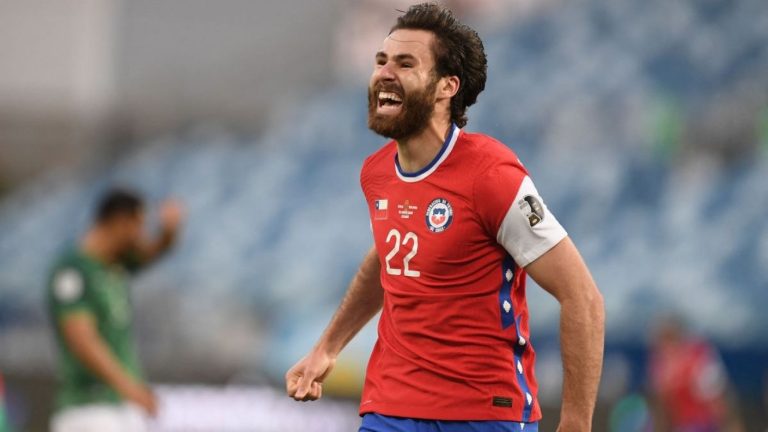 ¿Se parecen? Polémica causó estatua de madera en homenaje a Ben Brereton en Penco