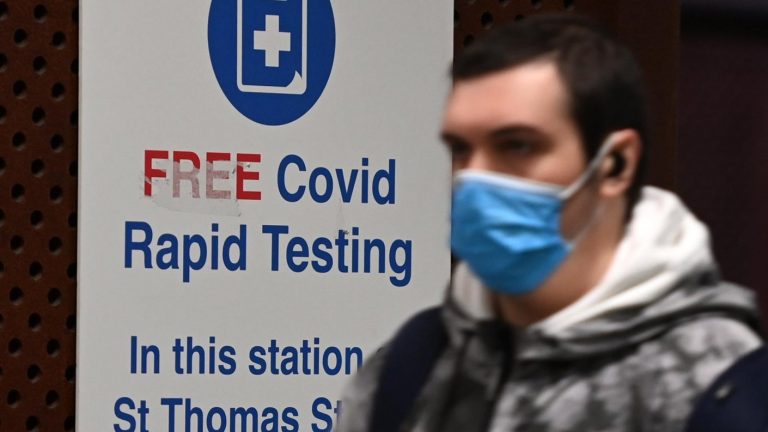 Inglaterra: Pacientes con COVID-19 no tendrán que hacer cuarentena obligatoria