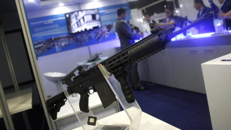 Ocurrió en Valparaíso: Tres sujetos asaltaron con un fusil de guerra a chofer de micro