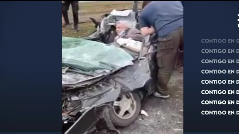 ¡Impactante registro! Rescatan a hombre de un auto que fue aplastado por un tanque