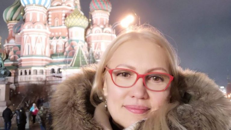 Diseñadora que vivió en Chile está en zona roja de Ucrania: 