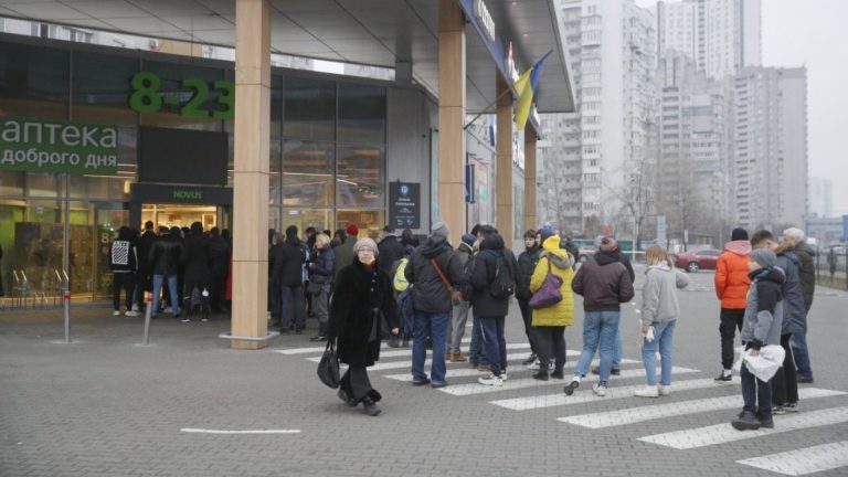Problemas de abastecimento: Ucranianos saquearon supemercados en Kiev