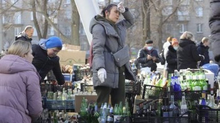 Gran resistencia ciudadana: Ucranianos construyeron bombas molotov para frenar el ataque ruso