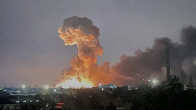 ¡Impactantes videos! Así fue la fuerte explosión de depósito de armas ucraniano en medio de ataque ruso