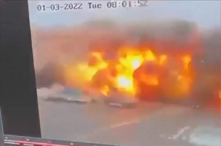 Cámara registró el momento en que un misil destruyó por completo un edificio gubernamental en Ucrania