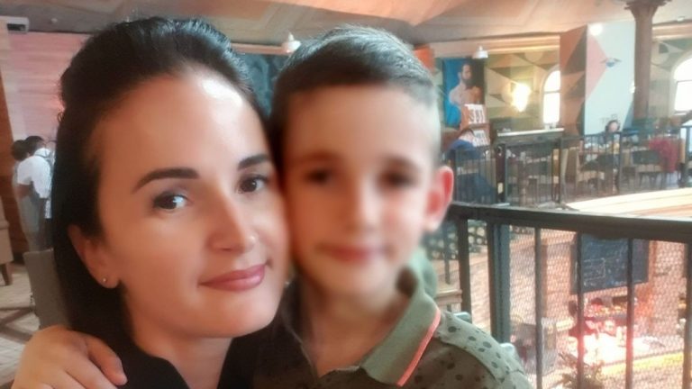 Comenzaron en auto y luego caminaron 19 km: La larga travesía de una mujer y su hijo para escapar de Ucrania