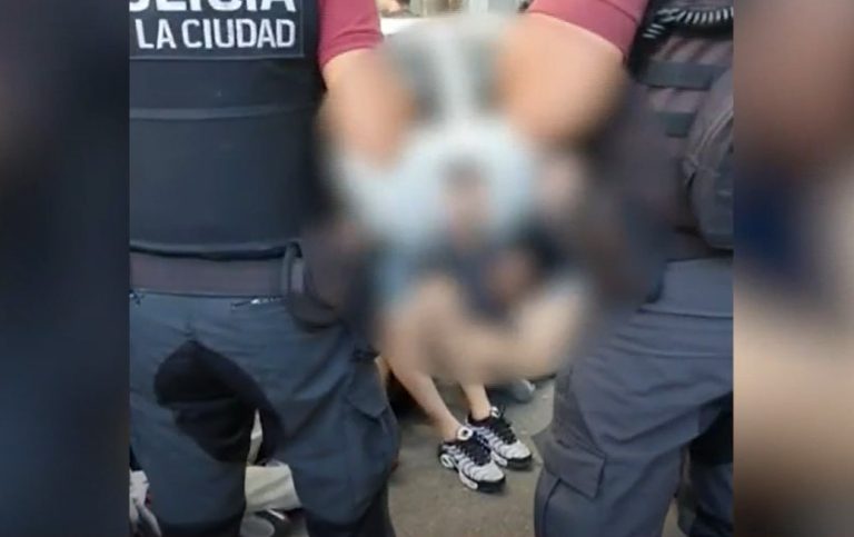 Violación grupal a plena luz del día impacta a Argentina: Vecinos intentaron rescatar a la víctima