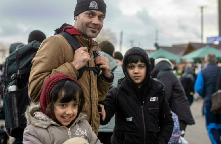 Afgano refugiado en Ucrania debió escapar junto a su familia tras invasión rusa: 