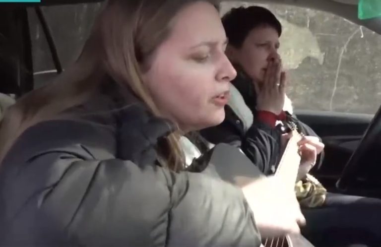 Ucraniana canta emotiva canción mientras intenta cruzar la frontera: Su acompañante no puede aguantar las lágrimas