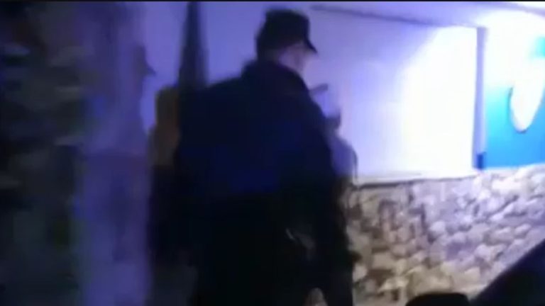 Hombre agredió a su pareja tras leer su WhatsApp: Ella se defendió golpeándolo con una plancha