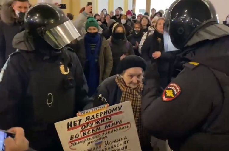 Protestaba por invasión a Ucrania: Policía rusa detiene a sobreviviente del asedio de Leningrado de los nazis