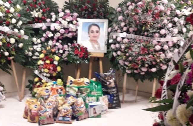 Cumplieron su último deseo: Mujer pidió que asistentes a su velorio llevaran comida para animales y no flores