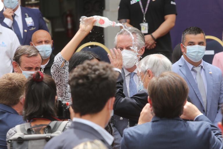 Mujer le tiró agua al presidente Piñera tras ceremonia en La Moneda