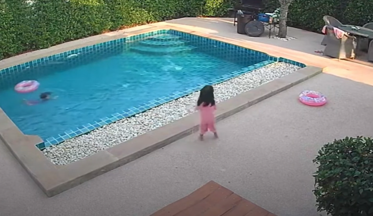 Niña de 3 años se convirtió en heroína al alertar que su hermana se ahogaba en una piscina