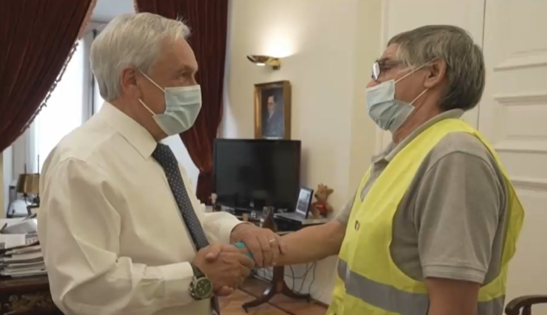 Abuelo de mujer que lanzó agua al pdte. Piñera pidió disculpas: Subió hasta su despacho en La Moneda