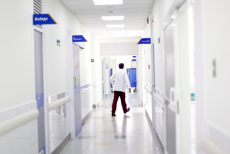 Le negó una licencia médica: Paciente golpea brutalmente a doctor en Chiguayante