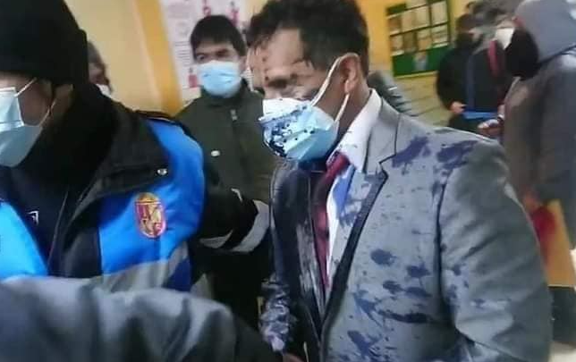 Baño de pintura: Interrumpen el matrimonio de su padre para increparlo por no pago de pensión alimenticia