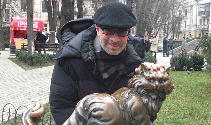 “Directed by Robert B. Weide”: Popular director ocupó su propio meme para enviar potente mensaje sobre Ucrania