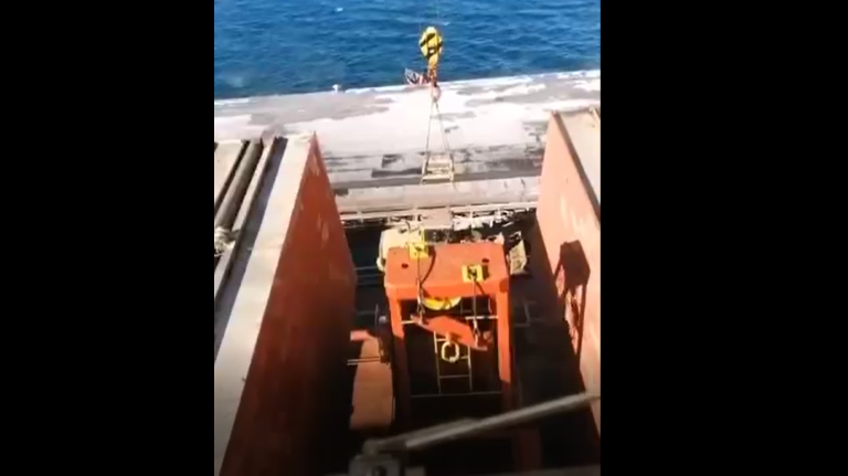 Un trabajador herido: Video muestra impactante caída de cabina desde torre en muelle de Huachipato